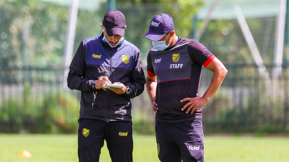 خاص | بعد فسخ عقديهما مع "الماص".. الجعواني والسراج يتعاقدان مع معيذر القطري ورجاوي سابق مدربا للحراس