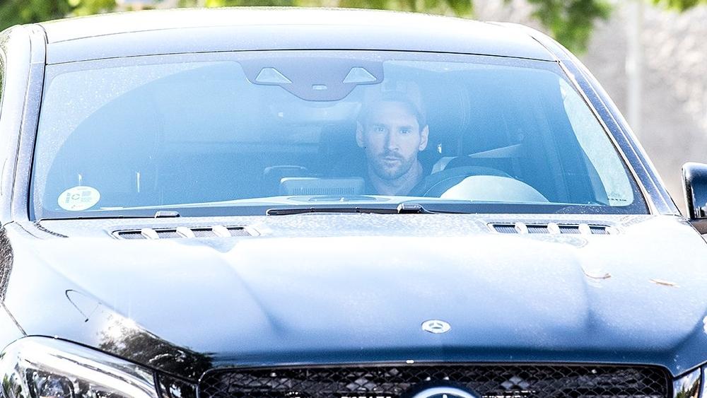 ميسي يبدأ "صفحة جديدة".. النجم الأرجنتيني يحضر إلى التدريبات قبل ساعة ونصف من موعد انطلاقها!