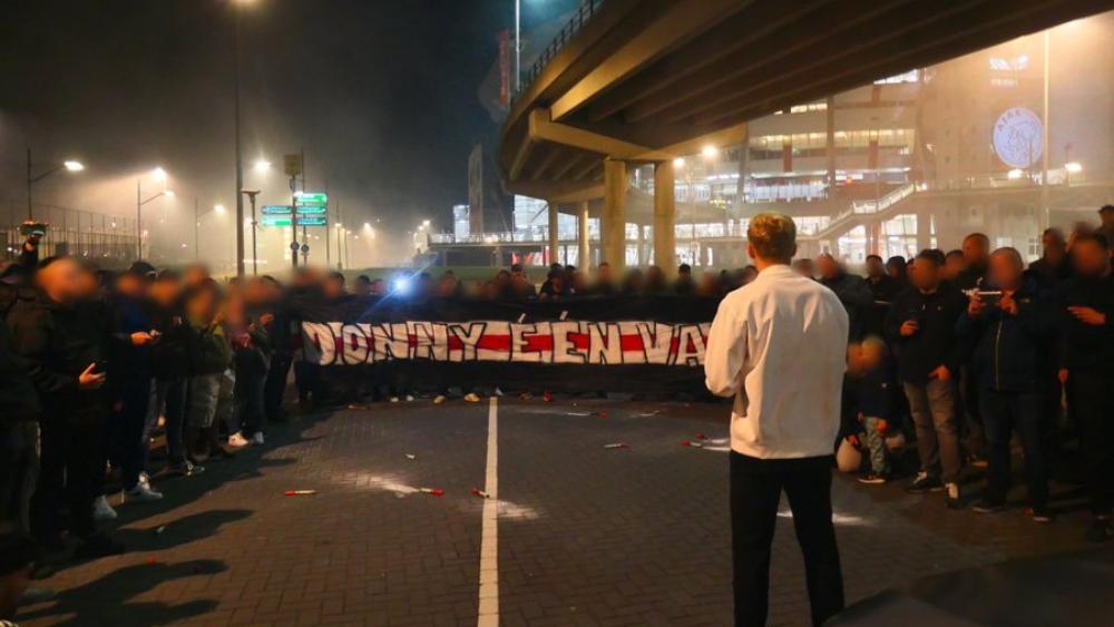 بالفيديو | وداع يليق بالأساطير من جماهير أياكس لفان دي بيك