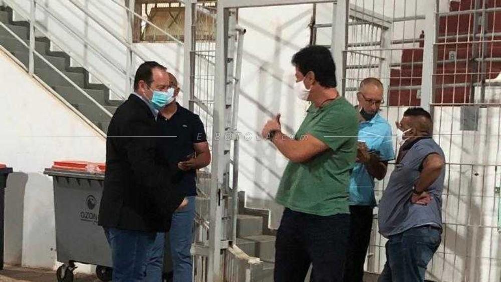 حضور كركاش للملعب رغم إصابته.. متابعون يتساءلون حول مصداقية "الإصابات" ويستفسرون عمّن يقف وراء مجيئه؟