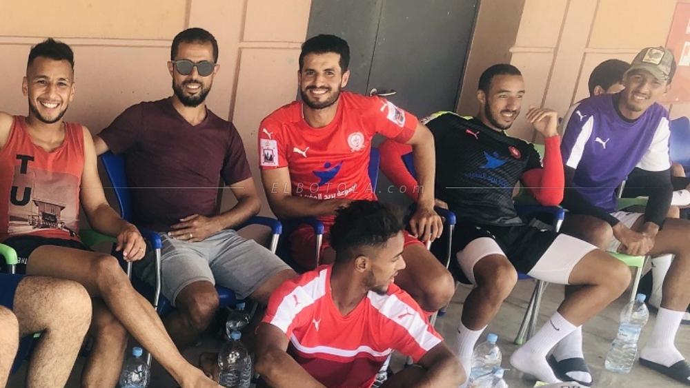 إدارة الكوكب المراكشي تصرف راتب شهر واحد للاعبين قبل مواجهة شباب بنجرير في "ديربي" الجارين