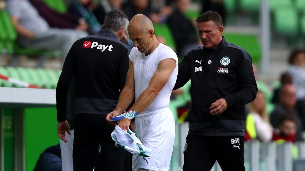 فرحة روبن بـ"العودة من الاعتزال" لم تكتمل.. اللاعب غادر الملعب مصابا بعد 28 دقيقة فقط!