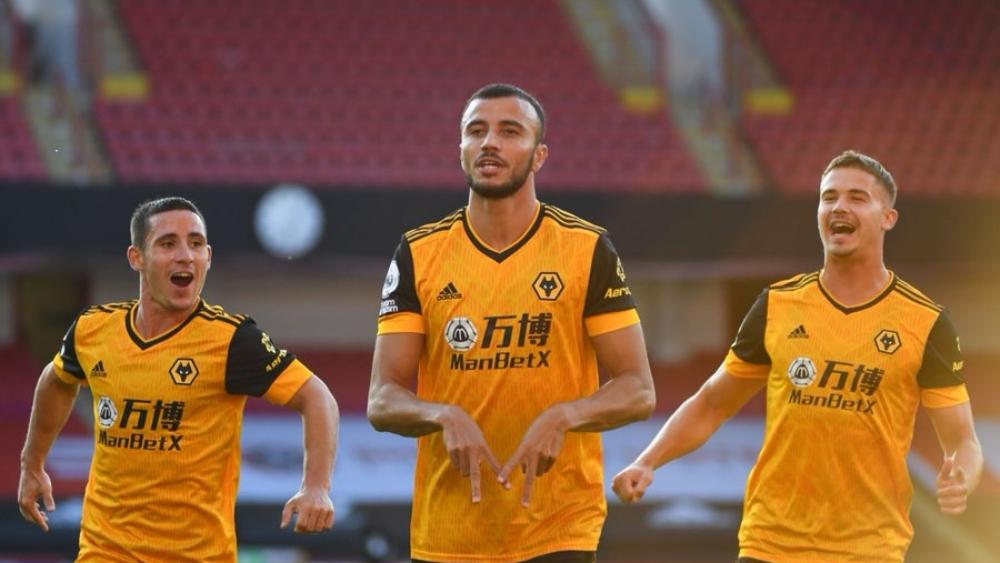 أسطورة نيوكاسل آلان شيرير يختار رومان سايس ضمن التشكيلة المثالية لـ"البريميرليغ"