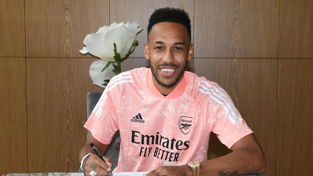 أرسنال يربط مهاجمه أوباميانج بعقد جديد لمدة ثلاث سنوات