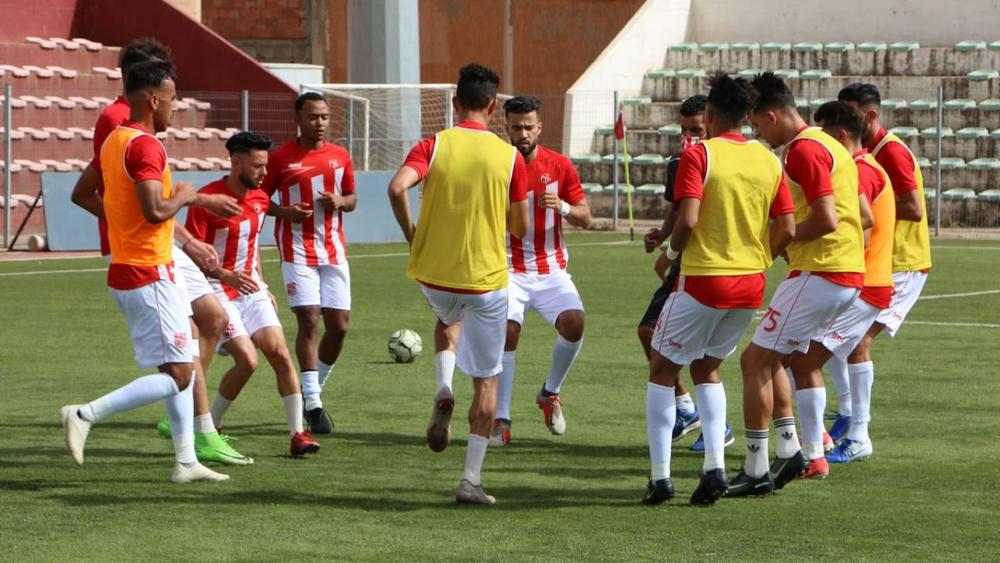 بعد نقل مباراة فريقهم أمام ش.المحمدية إلى البيضاء بسبب تفشي كورونا في خنيفرة.. مناصرون للفريق الزياني: "كيف يُعقل إجراء المواجهة في بؤرة تفشي هذا الوباء!"