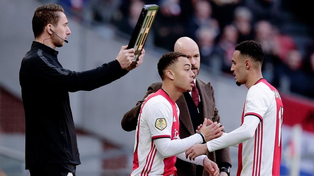 مدرب أياكس: "لماذا يشارك مزراوي كأساسي؟ لأنه كان أفضل من ديست في فترة التحضير للموسم الجديد"