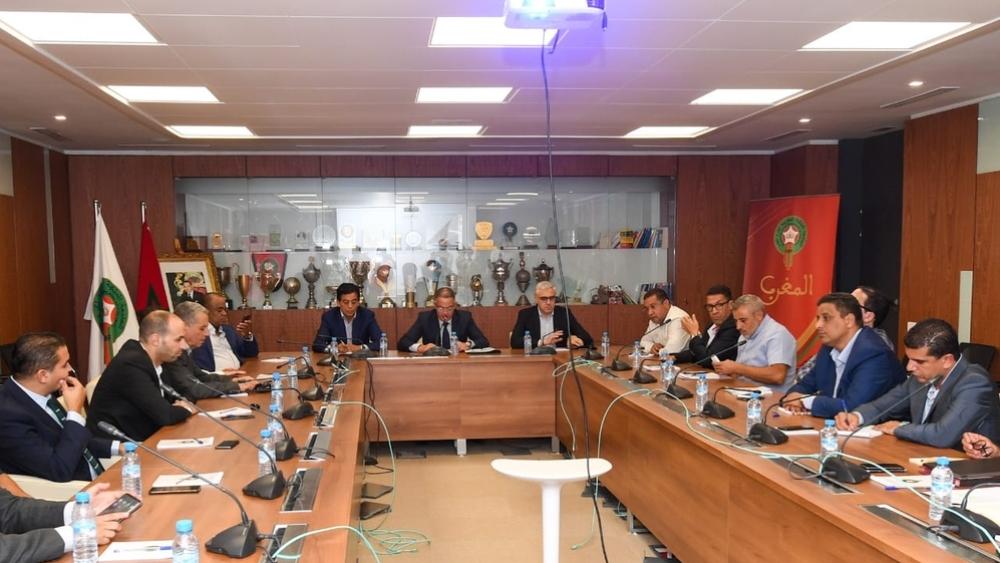 بعد اجتماع العصبة برؤساء الأندية.. "البطولة" مستمرة في فترات "التوقف الدولي" واللاعبون المغاربة يُعفون من تمثيل المنتخبات الوطنية