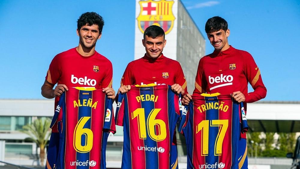 برشلونة يواصل تغيير أرقام لاعبيه.. ألينيا يحصل على رقم الأسطورة تشافي "6"