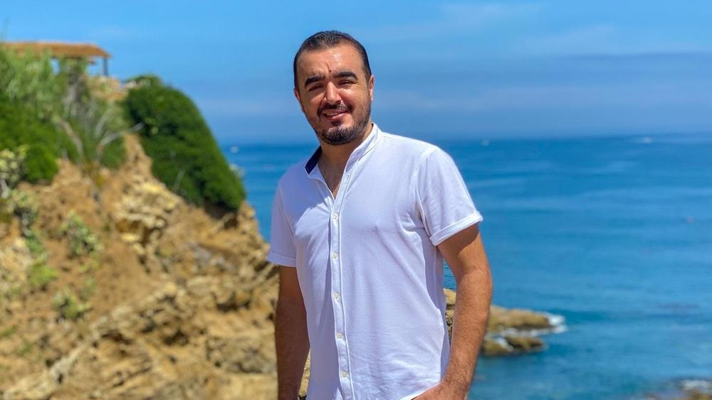 أشرف أبرون معلقا على دخول "قط" في مباراة الماط والوداد: "ماكفاهُمش الفار جابو القط.. ملي تيغِيب السّبع حيوانَات الزّريبة كاملا كتنُوض باغيَا تحكم! "