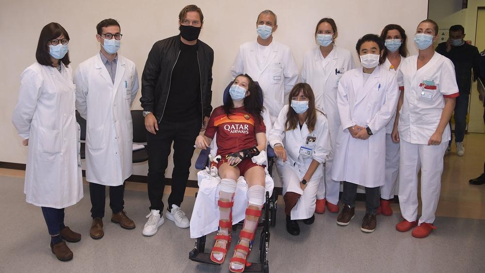 بالصور / توتي يزور مشجعة روما التي استفاقت "على صوته" من غيبوبة دامت لـ10 أشهر