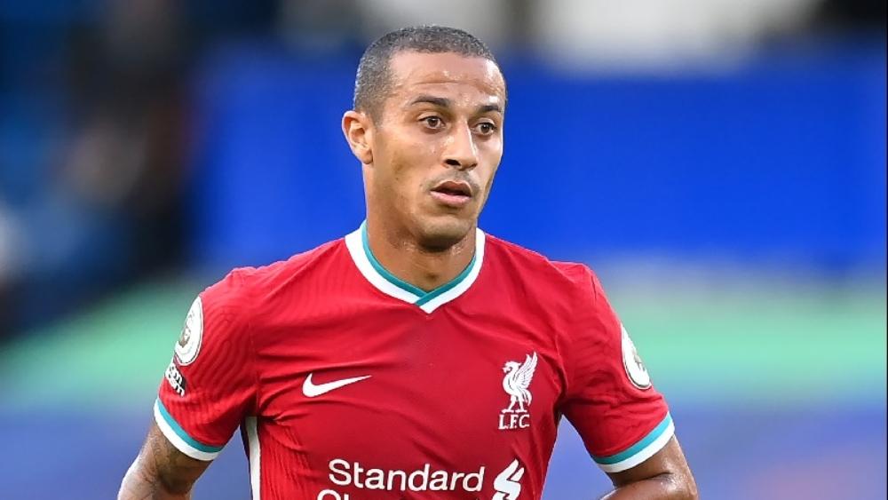 ليفربول يعلن إصابه لاعبه الإسباني ألكانتارا بفيروس كورونا