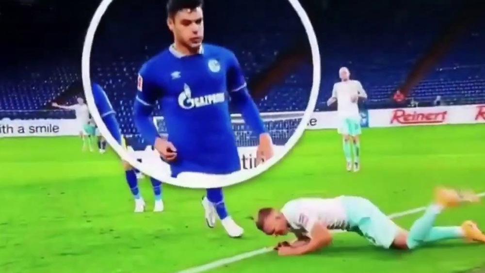 إيقاف مدافع شالكه 4 مباريات بعد "بصقه" باتجاه لاعب بريمن وتغريمه مبلغ 15 ألف يورو