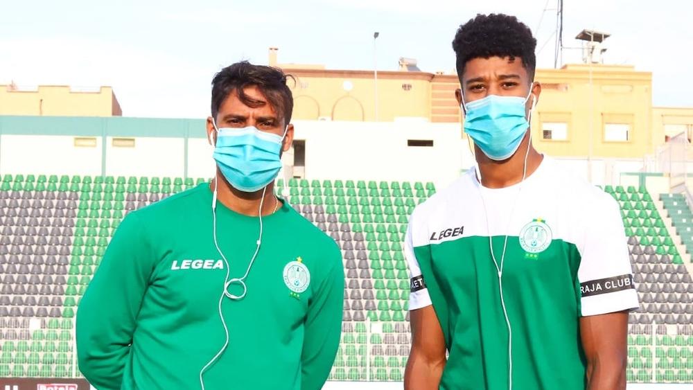 كتيبة الرجاء تخوض حصة تدريبية لإزالة العياء بمدينة وجدة قبل العودة للبيضاء عبر رحلة جوية