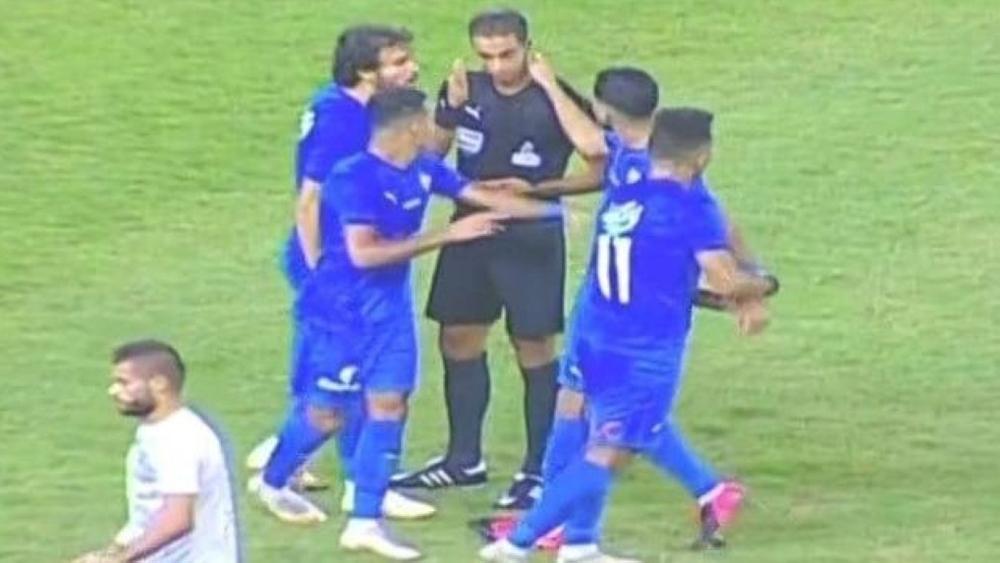 في واقعة "غريبة".. لاعب الزمالك "التونسي ساسي" يهاجم الحكم ويخلع "سماعته"!