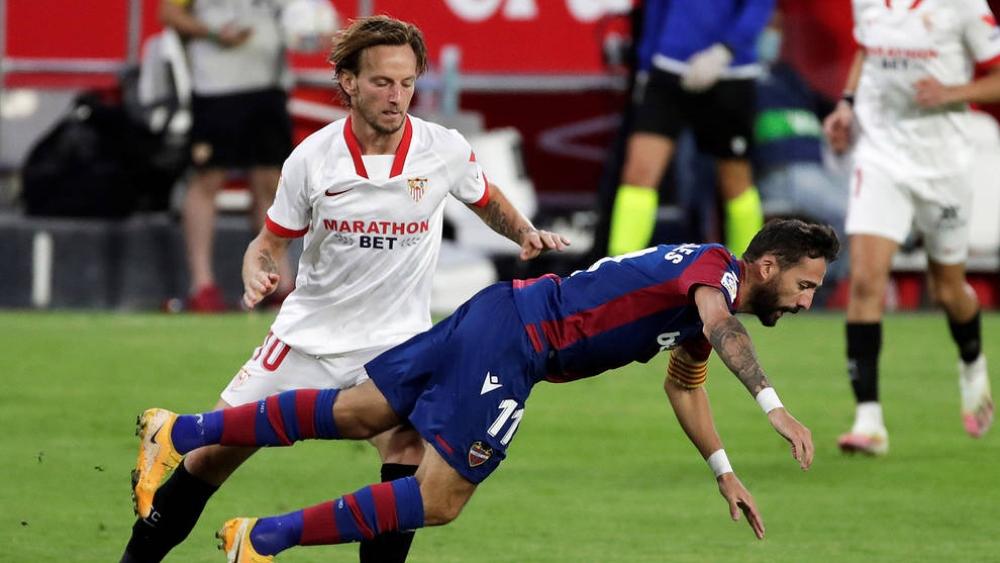 راكيتيتش يعود إلى الكامب نو لمواجهة برشلونة بقميص إشبيلية