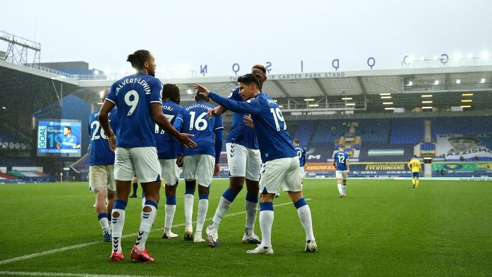 إيفرتون ينتصر برباعية وينفرد "مؤقتًا" بصدارة الدوري الإنجليزي