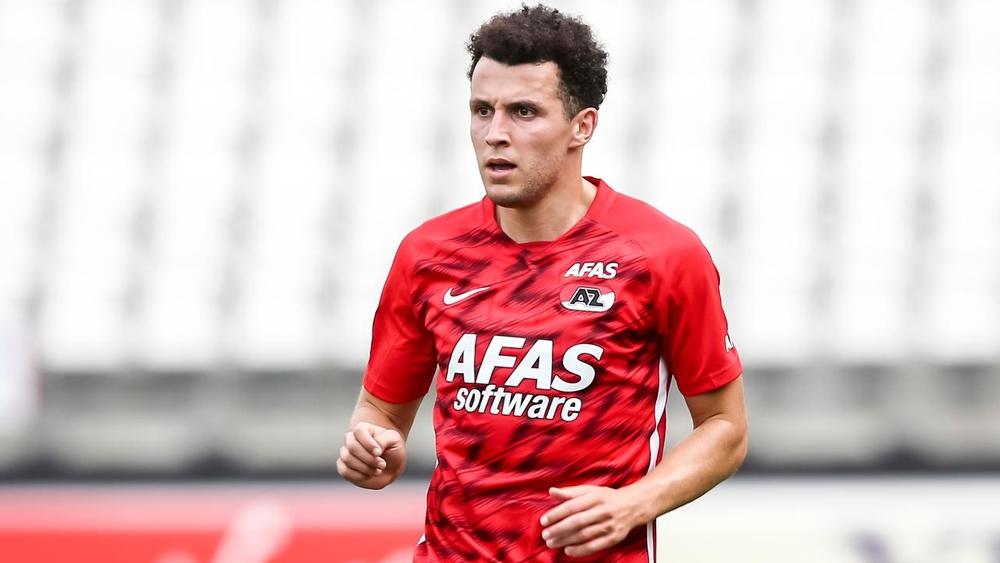 "رابع مغربي" في إشبيلية.. ألكمار يؤكد وجود "اتفاق" لانتقال أسامة إدريسي إلى الليغا