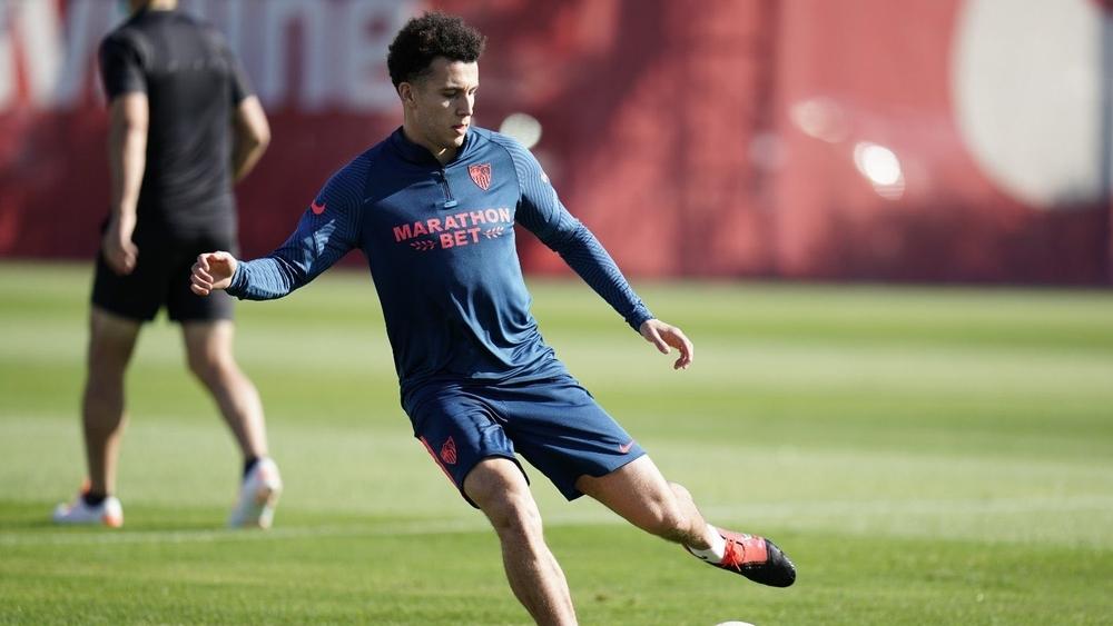 في ظل غيابه عن قائمة "أسود الأطلس".. إدريسي يبدأ تدريباته مع إشبيلية بحثًا عن مكانه في تشكيلة الفريق