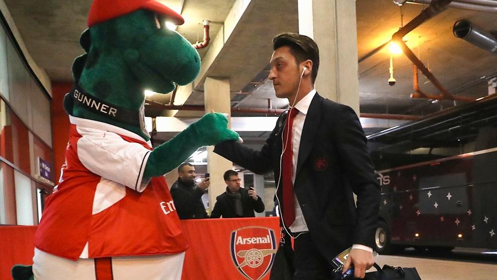 أرسنال يستغني عن "تميمته" بسبب أزمة "كورونا" بعد ضم بارتي مقابل 50 مليون يورو.. وأوزيل يعرض التكفل براتبه!