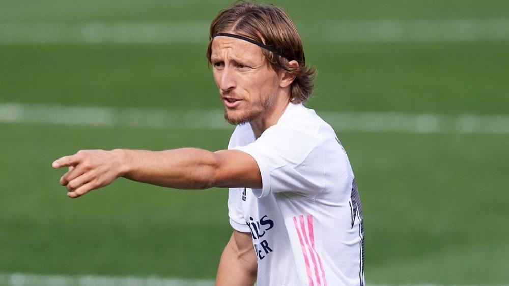 لوكا مودريتش يوافق على تخفيض راتبه من أجل البقاء مع ريال مدريد