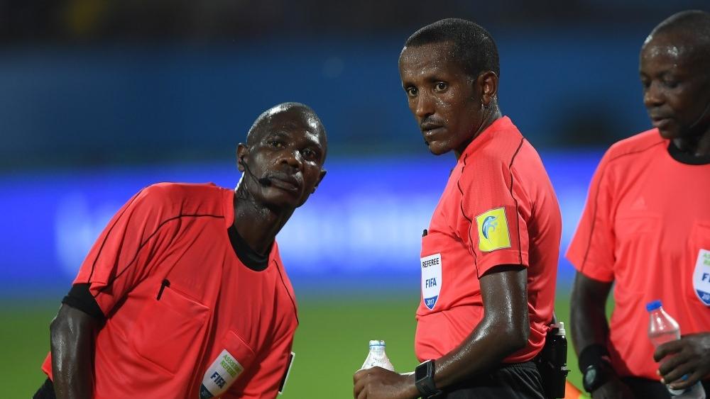 الكاف يختبر "33 حكمًا" قبل تحديد من سيقود "مباريات الحسم" في دوري أبطال أفريقيا وكأس الكونفدرالية