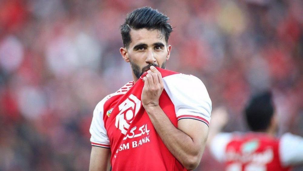 جماهير فريق إيراني "يحتشدون" أمام مقر إقامة لاعب عراقي لمنعه من مغادرة ناديهم!