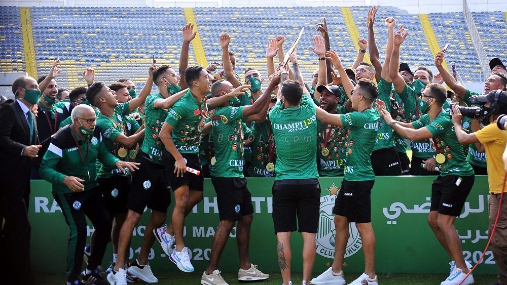 بعد التتويج بدرع البطولة.. منخرط رجاوي يمنح 20 مليون سنتيم للاعبين والأطقم