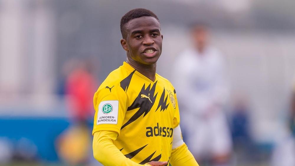 شالكه يعتذر عن إساءات مشجعيه العنصرية لنجم بوروسيا دوتموند الصاعد