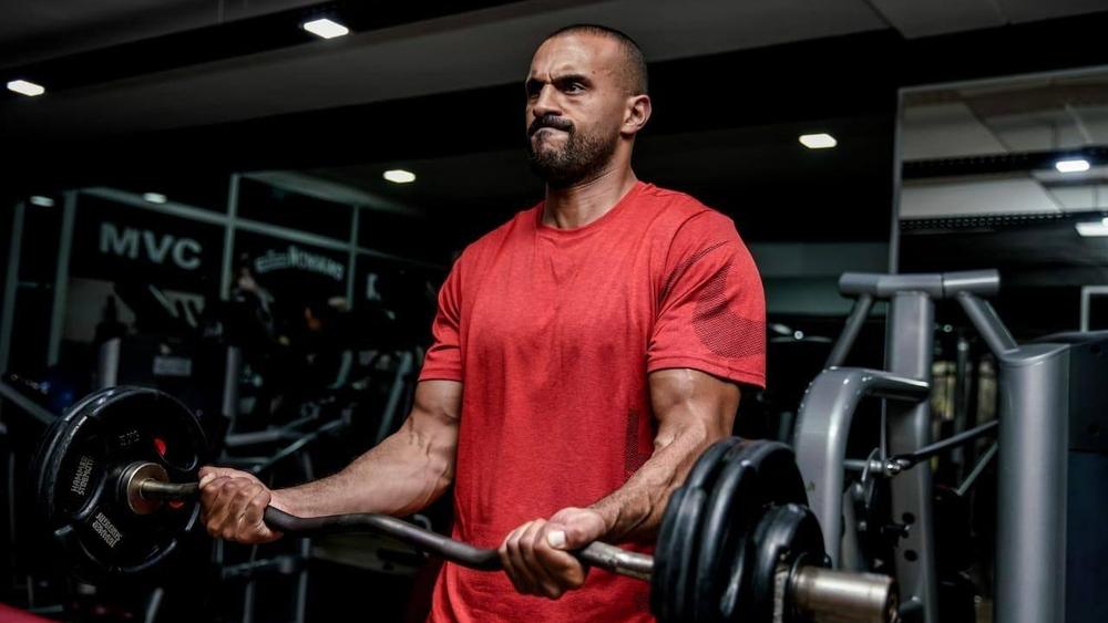 النجم المغربي بدر هاري يعلن إصابته بفيروس "كورونا"