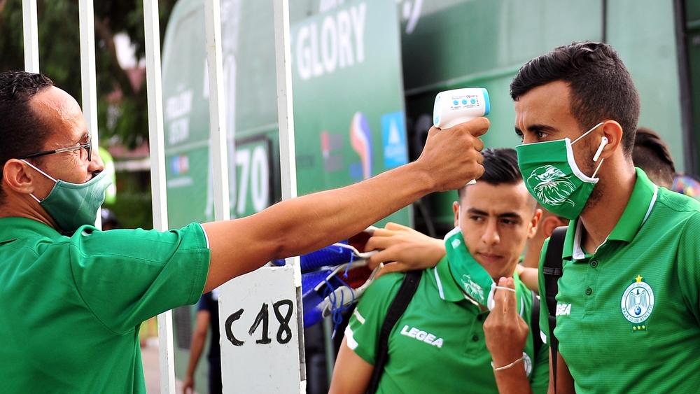 لاعبو وأطقم الرجاء يجرون صباح اليوم مسحة طبية قبل السفر بعد غد الأربعاء إلى مصر