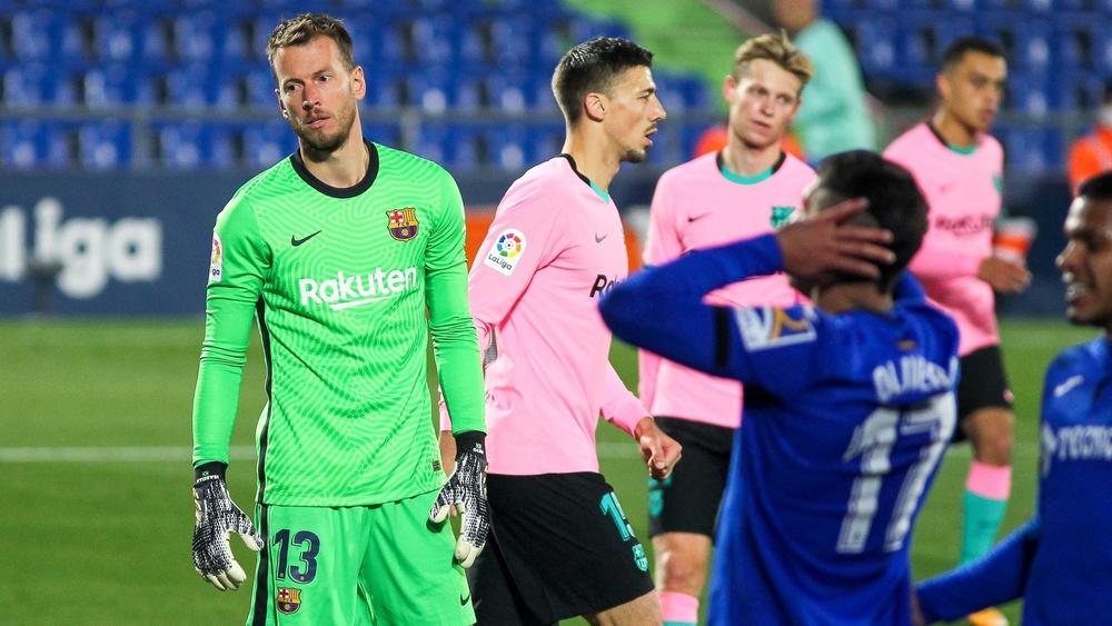 نيتو يرفض التعليق على أزمة "تعديل الرواتب" في برشلونة