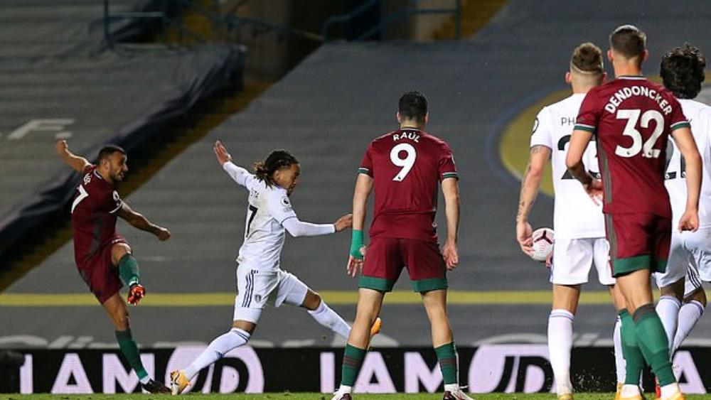 الـ"VAR" يحرم سايس من هدف "صاروخي" في فوز الوولفز على ليدز يونايتد