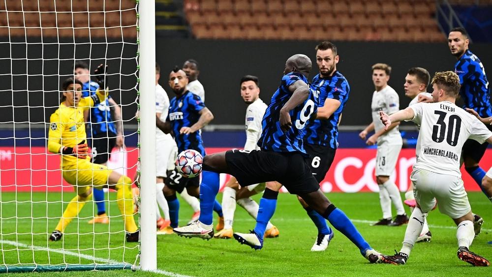 في غياب حكيمي المصاب بـ"كورونا".. لوكاكو "ينقذ" الإنتر من الهزيمة أمام مونشنغلادباخ