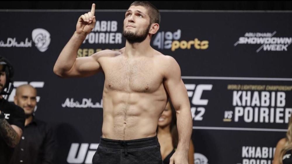 حبيب يعلن اعتزاله بعد فوزه على جاستن: "لا يمكنني أن أُقاتل بدون والدي.. ووالدتي لم تكن تريد استمراري بدونه"