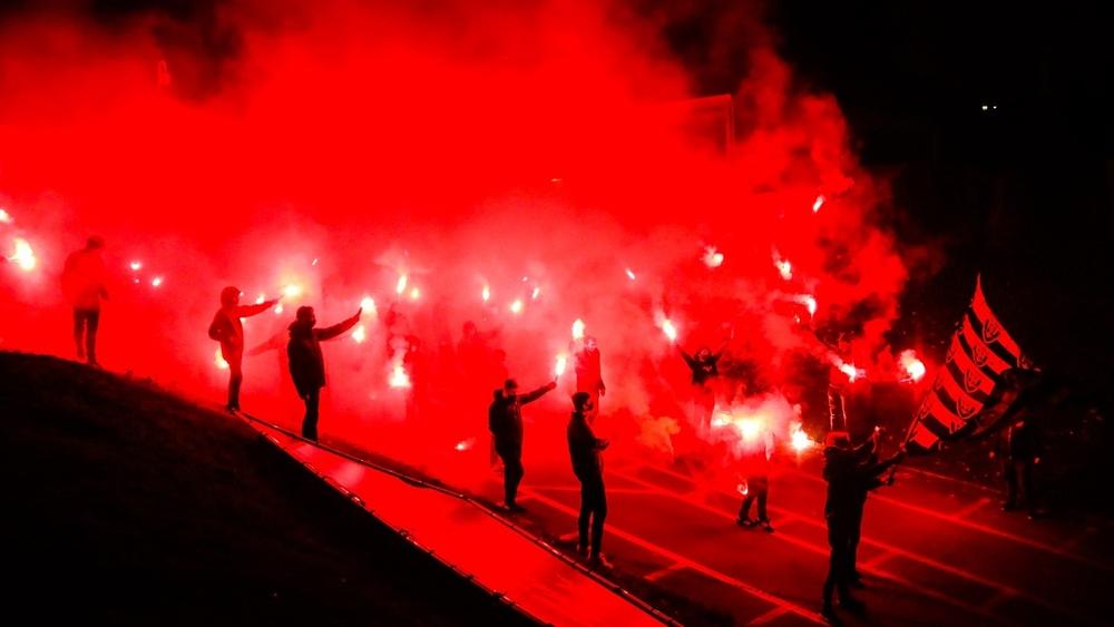 بعد هزيمة الفريق بـ 13-0.. جماهير "فينلو" تجتمع أمام مقر النادي وتشعل الشهب الاصطناعية لتحفيز اللاعبين!