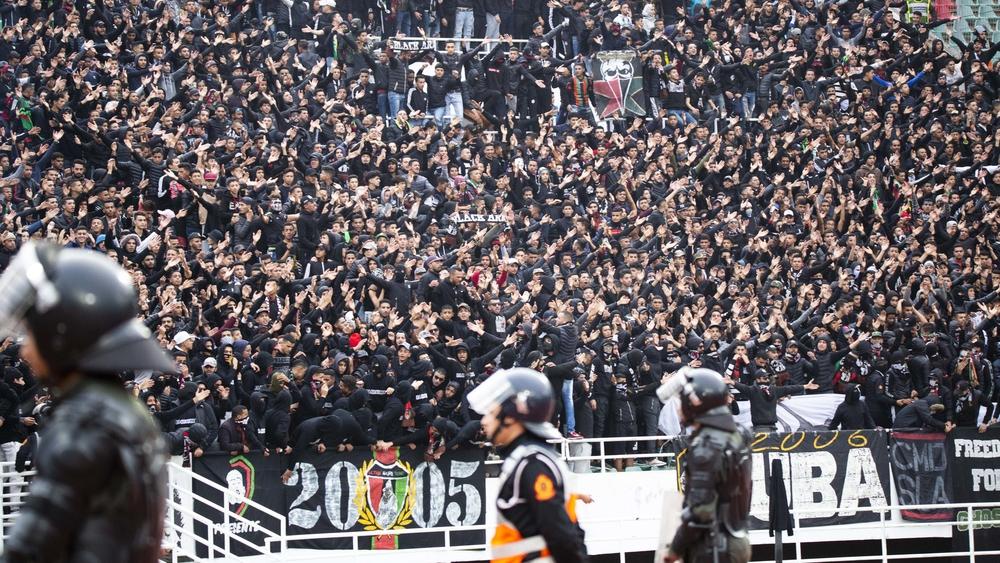 فصيل "بلاك آرمي" يضع إدارة الجيش الملكي أمام المرآة ويُرتِّب المسؤوليات بين مُسيّري النادي