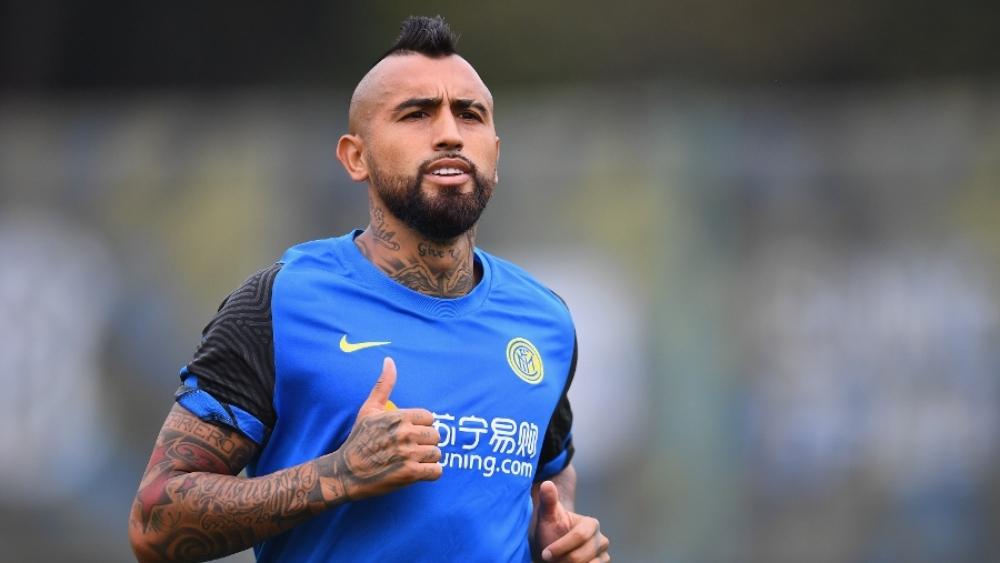 فيدال: "أريد الاحتفال بالفوز مع أنصار الإنتر والبرسا"