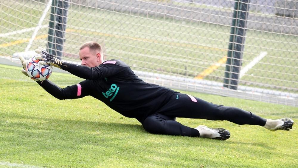 بعد غيابه عن أول 8 مباريات.. تير شتيغن يعود للتشكيلة الأساسية لبرشلونة ودي يونغ في الدفاع إلى جانب بيكي