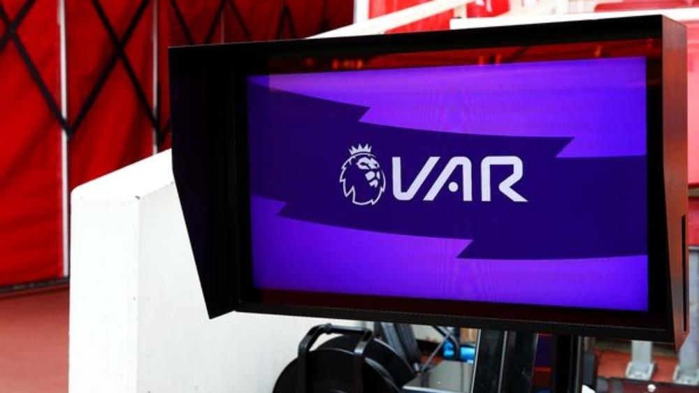 على طريقة ملعب "رادس" .. تعطل تقنية الـ"VAR" في مباراة بالدوري الإنجليزي