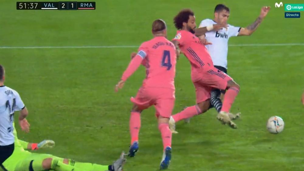 خبير التحكيم بـ"راديو ماركا": "الحكم منح فالنسيا ركلة جزاء غير صحيحة والهدف الثاني سبقه خطأ على أسينسيو"