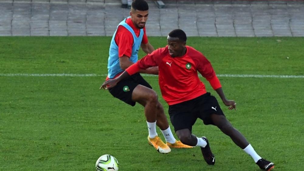 منديل يَحْضُر لمعسكر "الأسود" بمباراة واحدة مع شالكه04 هذا الموسم.. هل تعيش الكرة المغربية أزمة في مركز الظهير الأيسر؟