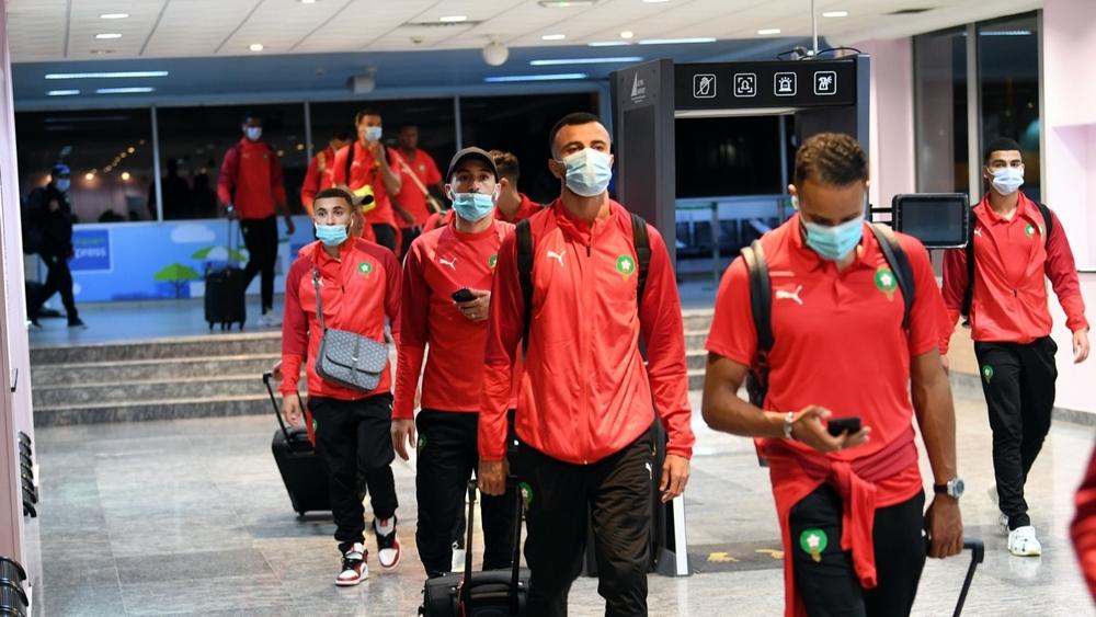 بعثة المنتخب المغربي تحط الرحال بالكاميرون استعدادا لمواجهة أفريقيا الوسطى