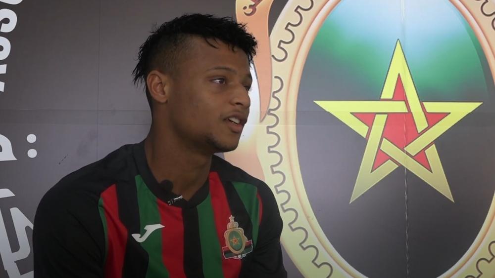 مهناوي المُنضم حديثاً للجيش الملكي: "مشروع النادي لاقى استحساني.. ونتمنى من جماهير الفريق أن تقف بجانبنا وتساندنا"