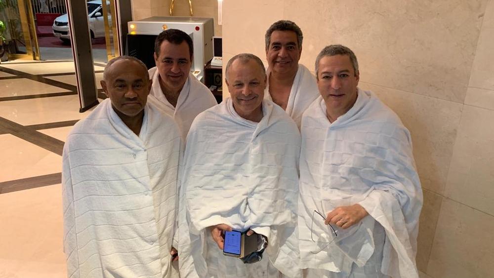 أسباب وراء إيقاف أحمد أحمد.. من بينها أداء مناسك العمرة على نفقة "الكاف"