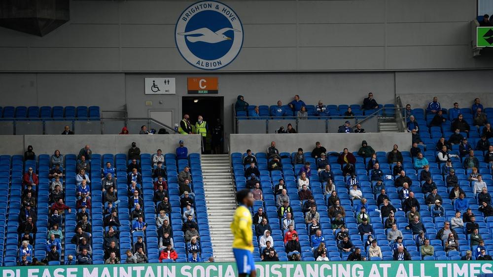 رئيس وزراء بريطانيا يُعلن عودة الجماهير للدوري الإنجليزي