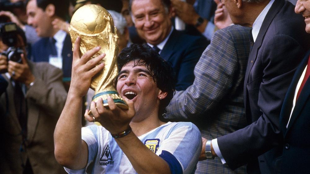 "أسود" المنتخب المغربي ينعون وفاة "الأسطورة الأرجنتينية" مارادونا