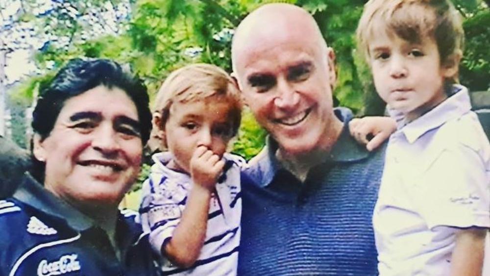 بصورة تذكارية و"عبارات مؤثرة".. غاموندي يودع مارادونا