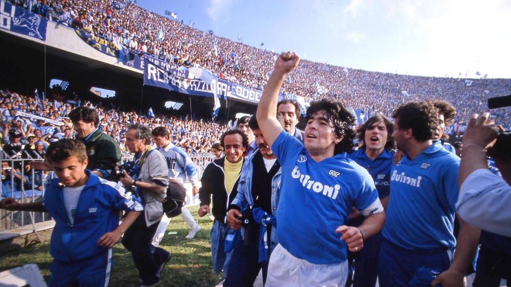 جماهير نابولي تطالب إدارتها بإطلاق اسم "مارادونا" على ملعبها.. ورئيس النادي يرد: "هي فكرة يمكننا مناقشتها"