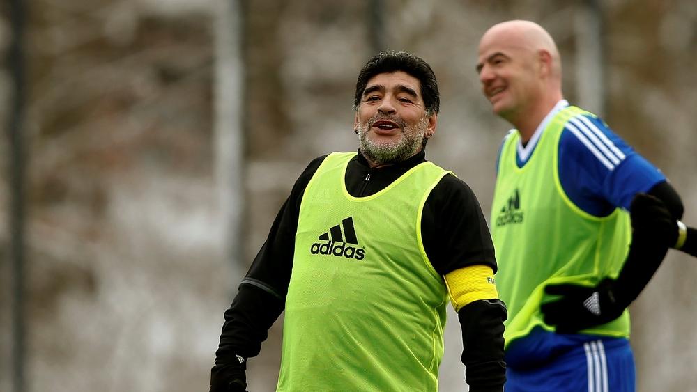 إنفانتينو ينعي وفاة مارادونا ويردد: "إنه يوم حزين بشكل لا يمكن تصوره"