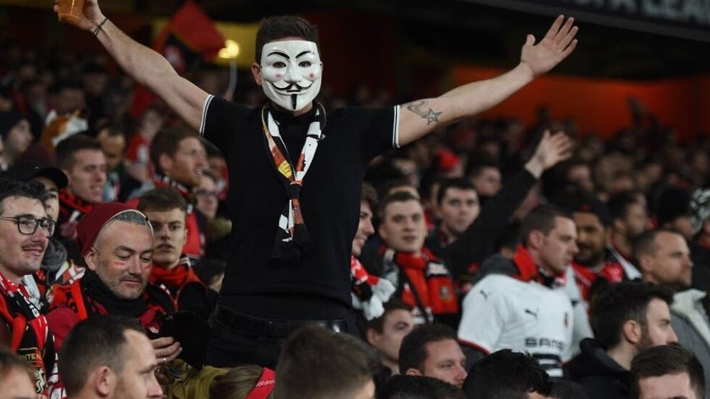 بعد غياب دام 8 أشهر.. جماهير بعض الأندية الإنجليزية تؤثث مدرجات "البريمرليغ"